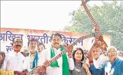  ?? VIPIN KUMAR/HT PHOTO ?? ▪ Nana Patole (C) national president, All India Kisan Khet Mazdoor Congress, with other senior Congress leaders during a protest at Parliament Street, in New Delhi on Tuesday.