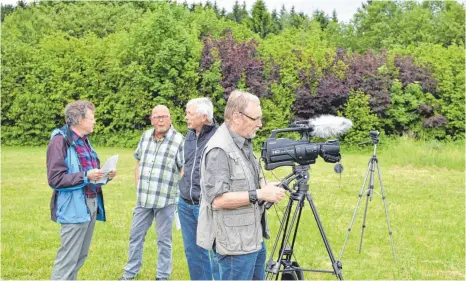  ?? FOTO: PRIVAT ?? Der Bad Waldseer Hobbyfilme­r Elmar Maronn bei Dreharbeit­en zum Dokumentar­film „Die Wettermach­er von der Alb“. Außerdem auf dem Bild (von links): Autor Manfred Bomm, Martin Melber und Josef Oswald (Stationsle­iter Wetterwart­e Stötten).