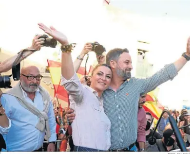  ?? FOTOS: JUAN AYALA ?? Alejandro Hernández, Macarena Olona y Santiago Abascal, ayer en la plaza de San Agustín.