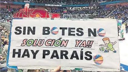  ?? FOTO: TWITTER ?? Una pancarta defendiend­o el derecho de los niños a jugar a basket durante un partido del Unicaja en el Martín Carpena