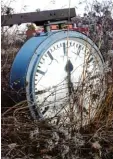  ?? Archivfoto: Rose Böttcher ?? Was vom Bahnhof übrig blieb: Eine alte Uhr liegt am Rande der NU21 Großbau stelle.