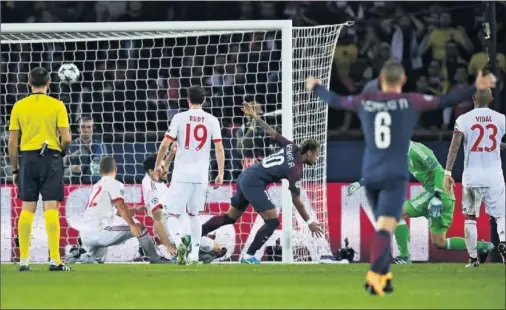  ??  ?? DEFINITIVO. Momento en el que Neymar establece el 3-0 en el marcador tras una gran acción de Mbappé por la derecha.