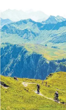  ?? FOTO: ARMIN HERB ?? Mountainbi­ken in fasziniere­nder Bergkuliss­e – am Diedamskop­f kein Problem.