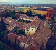  ??  ?? La Badia di Settimo vista dall’alto: l’abbazia ha bisogno di una riqualific­azione urgente