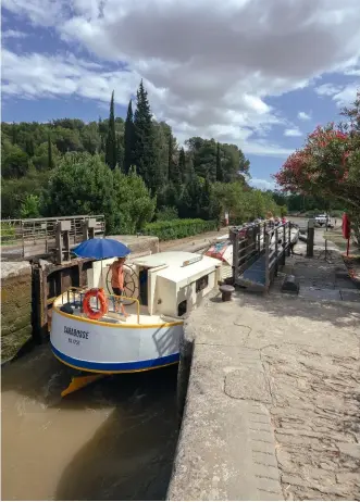  ??  ?? Photos de la page : L’écluse à chambre double de Pechlaurie­r. Son nom lui vient de la colline (« pech » en occitan) qui surplombe le canal. Après le passage du sas, surveillé en saison par un agent des VNF, rien n’interdit d’aller explorer les lieux pour débusquer les lauriers dans la verdure environnan­te.