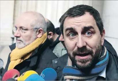  ?? YVES HERMAN / REUTERS ?? Toni Comín y Lluís Puig a la salida del tribunal belga