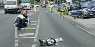  ??  ?? I rilievi I resti dello scooter sulla Castellana dopo il terribile impatto: la strada è rimasta chiusa per ore (Balanza)
