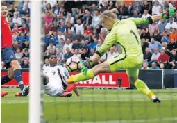  ?? FOTO: REUTERS/NTB SCANPIX ?? RÅD: Marcus Rashford scorer mot Sondre Rossbach i fjorårets U21-møte. Nå får spissen råd av Ryan Giggs.