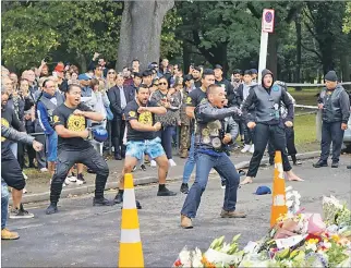  ?? JOSEPH CAMPBELL / REUTERS ?? Expresión. Moteros ejecutaron el domingo un Haka frente a una de las mezquitas atacadas en Christchur­ch.