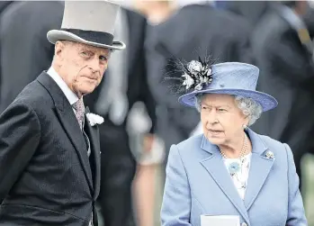  ?? /FOTOS EFE ?? El duque de Edimburgo Felipe y la reina Isabel II durante una carrera de caballos.