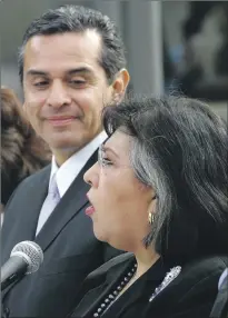  ?? ?? SUPERVISOR Gloria Molina announces her endorsemen­t of Councilman Antonio Villaraigo­sa, left, in his run for mayor.