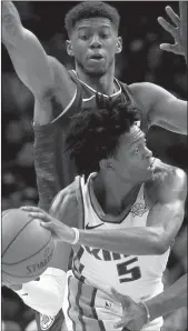  ?? Gina Ferazzi / Los Angelestim­es ?? LA Clippers guardtyron­e Wallace (12) covers Sacramento Kings guard De'aaron Fox (5) in the second half on Jan. 13, 2018 in Los Angeles.