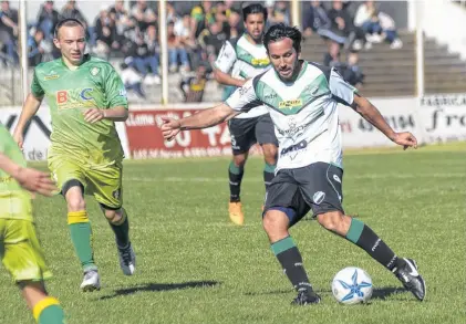  ?? FACUNDO MORALES-LA NUEVA. ?? de Mugabure se transforma­rá en el 1-0 de Villa Mitre, que superó a Comercial y sigue por la buena senda. Ese zurdazo