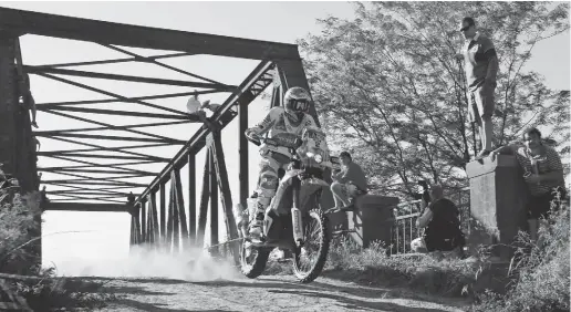  ?? Foto: Felipe Trueba/dpa ?? Der spanische Motorradpi­lot Joan Barreda bei einer seiner Dakar-Teilnahmen.