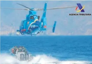  ?? // ABC ?? Un helicópter­o de Vigilancia Aduanera, en plena persecució­n