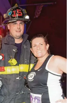 ??  ?? Glücklich am Ziel ihrer Träume: Roseann Sdoia und Feuerwehrm­ann Mike Materia nach dem Treppenlau­f auf das Empire State Building.