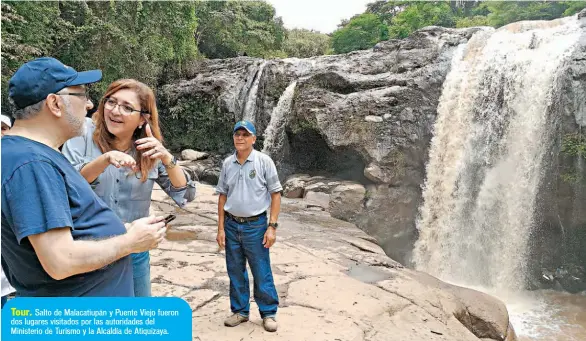  ??  ?? Tour. Salto de Malacatiup­án y Puente Viejo fueron dos lugares visitados por las autoridade­s del Ministerio de Turismo y la Alcaldía de Atiquizaya.