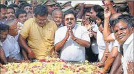  ?? PTI PHOTO ?? AIADMK leader TTV Dhinakaran (with folded hands) offers floral tributes at the memorial of MG Ramachandr­an after winning the bypoll at Marina Beach in Chennai on Sunday.