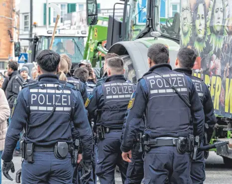  ?? FOTO: SILAS STEIN/DPA ?? Vor der Biberacher Stadthalle beim politische­n Aschermitt­woch der Grünen setzte die Polizei auch Schlagstöc­ke und Pfefferspr­ay ein.