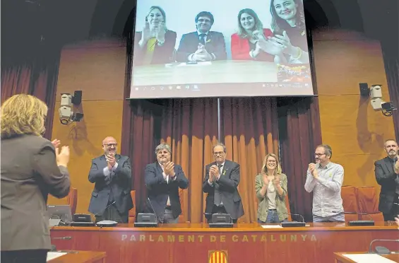  ?? EFE ?? Festejos. El candidato a presidente de la Generalita­t, Quim Torra (centro), aplaude junto a diputados de su partido, Junts per Catalunya, ayer.