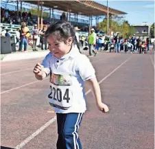  ??  ?? Una de las niñas que ayer participar­on en la Paraolimpi­ada Municipal