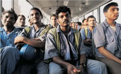  ??  ?? Migrantes indianos em trânsito para uma obra no Dubai, em 2006