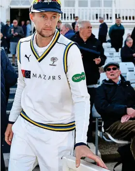  ?? GETTY IMAGES/PA/REX ?? The county set: Root (left) takes the field at Trent Bridge, Sussex groundsman Marc Gravett (top) kisses the wicket at Hove, where fans wrap up warmly, and Clarke (right) celebrates his ton