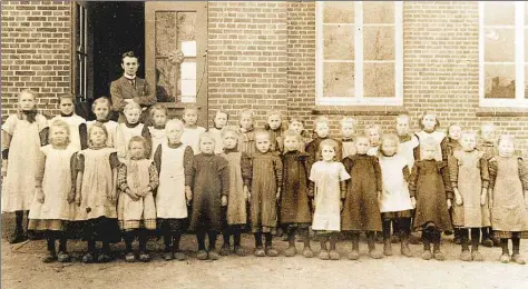  ?? BILD: ARCHIV ?? Prominente­r Absolvent: Peter Suhrkamp im Jahr 1911 als Junglehrer in Augustfehn. Von dort radelte der spätere Verleger im Frühjahr nach Horumersie­l, wo sein Schulfreun­d Georg von der Vring unterricht­ete.