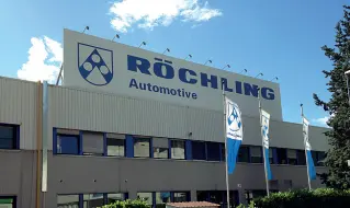  ??  ?? Multinazio­nale Quello di Laives è uno dei 41 stabilimen­ti di Röchling Automotive presenti nel mondo in quattro continenti per un totale di 6.000 addetti