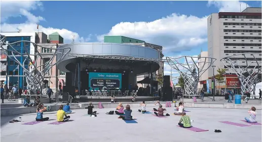  ??  ?? Une séance de yoga faisait partie des premiers rassemblem­ents organisés sur l’esplanade du nouveau complexe. - Acadie Nouvelle: Simon Delattre