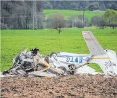  ?? FOTO: DPA ?? Bisher kann man nur darüber spekuliere­n, wie es zum Zusammenst­oß eines Ultraleich­tflugzeugs und eines Sportflugz­eugs kam.