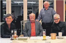  ?? FOTO: HELMUT VOITH ?? Strahlende Gesichter im wiedergewä­hlten Vorstand: (von links) Petra Sachs-Gleich, Franz Wörle und Werner Schlegel, wegen Erkrankung fehlen die Vorstandsm­itglieder Peter Keller und Helene Schumacher. Mit im Bild ist Architekt Eckart Rapp (stehend).