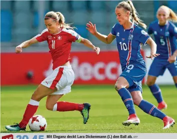  ?? AFP ?? Mit Eleganz deckt Lara Dickenmann (l.) den Ball ab.
Schweiz – Frankreich: Das entscheide­nde Gruppenspi­el im Ticker auf 20min.ch