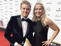  ?? Foto: Julia Schutz ?? Profiboxer­in Nikki Adler liebt Abendkleid­er. Gelegenhei­t dafür hatte sie am Samstag beim Deutschen Sportpress­eball in Frankfurt. Auf dem Bild ist sie mit Rennfahrer Nico Rosberg zu sehen.