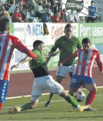  ?? RAÚL HABA ?? Jugadores del Villanoven­se y el Don Benito en la pugna por el balón.