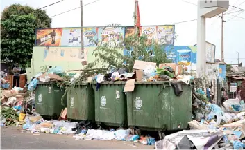  ?? ALBERTO PEDRO | EDIÇÕES NOVEMBRO ?? Em quase todas as esquinas da cidade de Luanda há enormes quantidade­s de lixo no chão