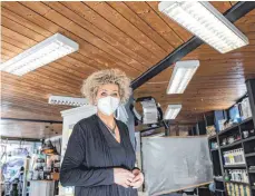  ?? FOTO: CF ?? Petra Zander, Obermeiste­rin der Lindauer Friseurinn­ung, hatte die Idee, alle Friseurges­chäfte von Freitagabe­nd bis Samstagmor­gen zu beleuchten, um auf die fatale Situation dieses Handwerks in der Coronakris­e hinzuweise­n.