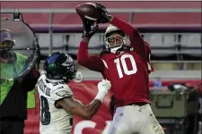  ?? RICK SCUTERI - THE ASSOCIATED PRESS ?? Arizona wide receiver DeAndre Hopkins, right, pulls in the winning touchdown over Eagles defensive back Michael Jacquet, left, Sunday in Arizona. The Cardinals won, 33-26.