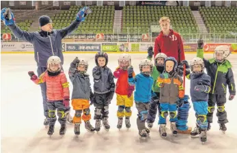  ?? FOTO: CLAUDIA BUCHMÜLLER ?? Aulendorfe­r Kiga-Kinder von St. Josef in Tannhausen und dem Waldkinder­garten Aulendorf beim Training in der Ravensburg­er Eissportha­lle des EVR mit Trainer Alex Rusch (hinten links) und FSJler Jonas (rechts).