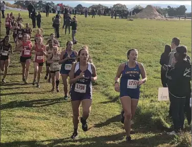  ?? Contribute­d photo ?? Long run: El Dorado's Alivia Zartuche runs alongside a Sheridan competitor during the 5A State Cross Country Championsh­ips, held Friday in Hot Springs.