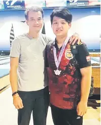  ??  ?? BERHARAP: Marcos Chang bersama Angelo merakam kenangan di Megalanes Sarawak.