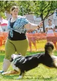  ??  ?? Karin Häusler beim „Dog Dance“mit ih rem Hund Nero. NEU ULM