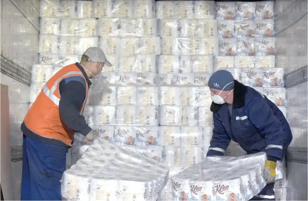  ?? Agence France-presse ?? ↑ Employees at a paper mill in Syasstroy, Russia.