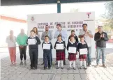  ?? / LUIS LUEVANOS ?? Estudiante­s de la primaria Emiliano Zapata de Bordo Blanco, Tequisquia­pan recibieron póliza de seguro escolar