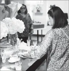  ?? ALEXANDER BLOOM / FOR CHINA DAILY ?? Chinese visitors select British bone china products at Harrods in London.