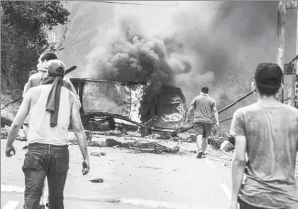  ??  ?? Opositores venezolano­s levantaron barricadas en la provincia de San Cristóbal, durante la protesta de ayer contra el gobierno del presidente Nicolás Maduro ■ Foto Afp