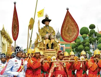  ?? Foto: Thailand’s Royal Public Relation Department/ap/dpa ?? Der thailändis­che König Rama X., hier während seiner Krönungsze­remonie 2019, steht nicht nur in seinem Heimatland in der Kri‰ tik, sondern auch in Bayern.