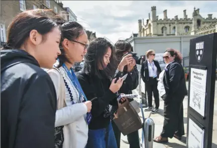  ?? TAN XI / FOR CHINA DAILY ?? Chinese students on a study tour to the United Kingdom gather at the gate of King’s College, Cambridge University.