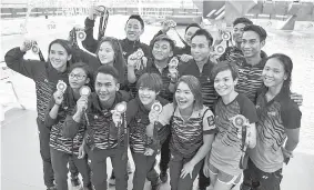  ?? -Gambar Bernama ?? SKUAD terjun Malaysia memperliha­tkan hadiah selepas menyapu bersih 13 pingat emas Temasnya Sukan SEA KL2017.