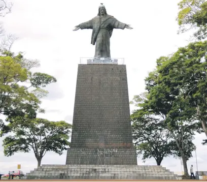  ??  ?? Do alto da avenida 15 de Novembro, o monumento Cristo Rei abençoa Cornélio Procópio e sua população